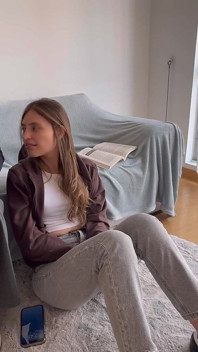 Deux femmes sexy essayent de nouvelles choses