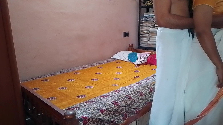 LEGSCOUPLE12: Indisk byflicka knullas hos sin vän