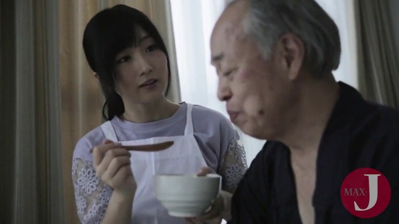 Asian happy ending: Tatlı Japon ev hizmetçisi yaşlı adamın yarağını emiyor