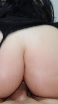 Pantat saya yang diminyak dalam skirt pendek seksi dikongkek di dapur.