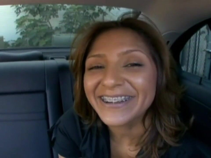 Just Great Ass: Latina caliente toma una gran polla en el auto