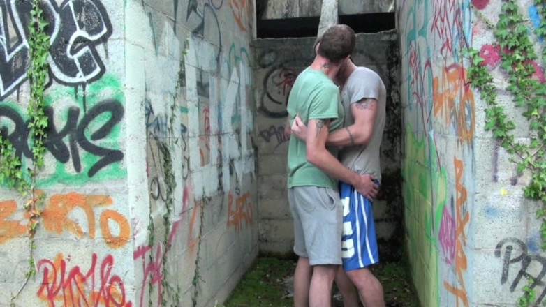 Gaybareback: Un băiat musculos futut în aer liber de Guillaume Wayne