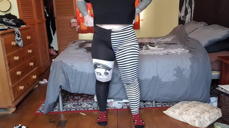 Tattooed Milfy Mama: PAWG fa stretchching e sborrata in leggings