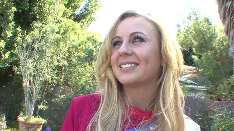 Hot Sex Party: Dwie napalone ćwieczki przywożą blondynkę palącą cheerleaderka na kanapie na gorący...