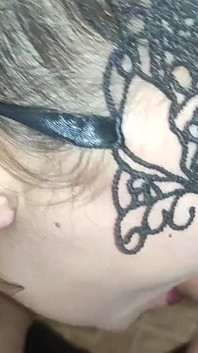 Blowjob dalam bilik air dalam pakaian hitam
