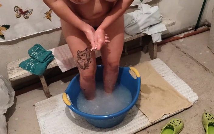 Emma Alex: 一个村姑在一盆水里洗她的身体。