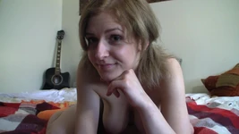 Adelina अपनी तंग चूत के साथ खेलती है