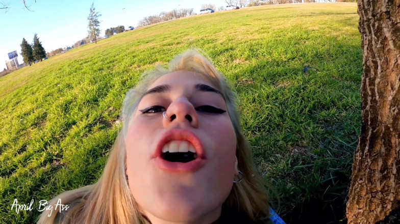 April BigAss: Beber orina en la calle, riesgo real