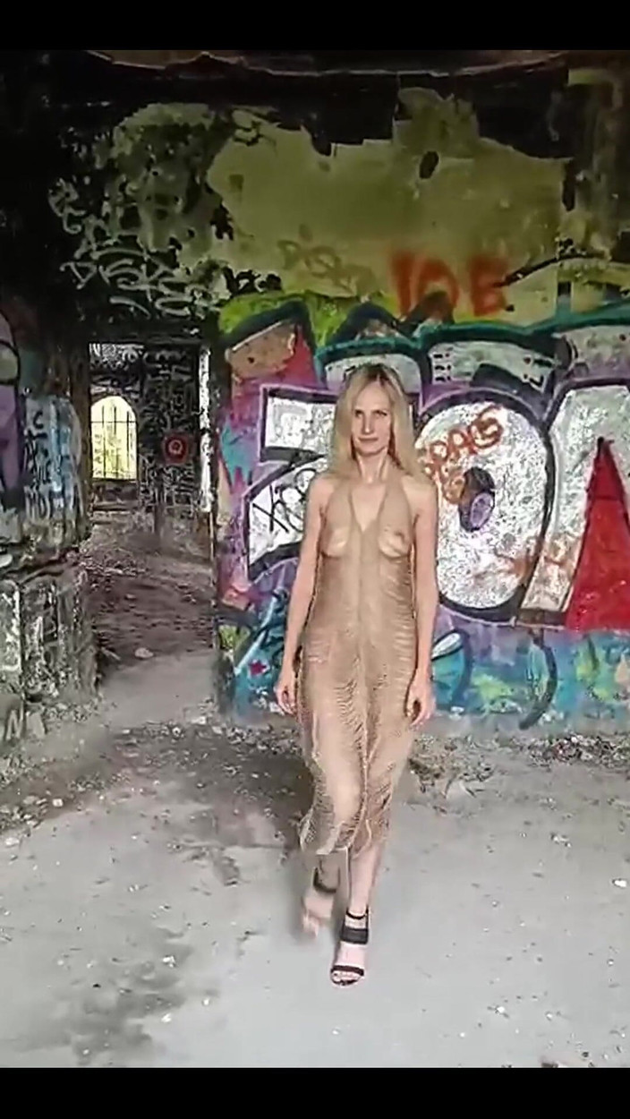 Jenny Smart: Découvrez ma séance photo nue dans les coulisses ici.