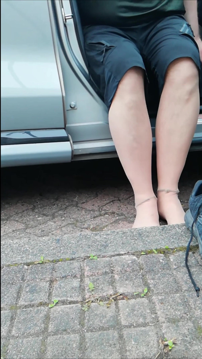 Carmen_Nylonjunge: Carmen Nylonjunge spahnte in Der Zunge Weststadt herum