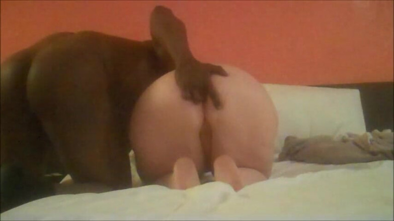 Assbody: Chupar pau preto e depois abrir suas bochechas brancas