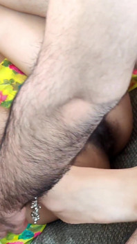 Desi Bhabhi belde haar vriendje met een grote pik thuis en neukte hard in gele saree