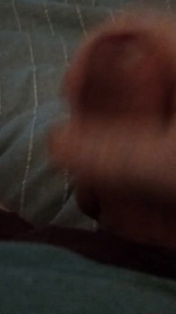 Yatağıma uzan ve yarakla oyna