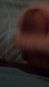 내 침대에 누워 자지를 가지고 놀아