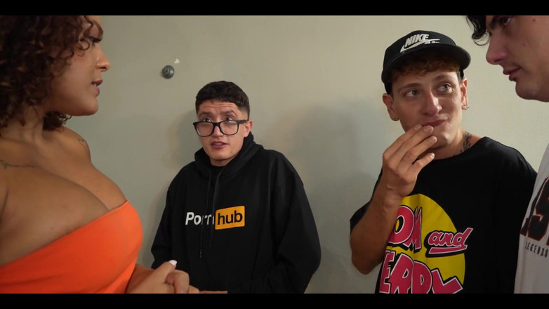 Knock Knock Club: Nerds fodem sua chefe latina com uma bunda gigante e...