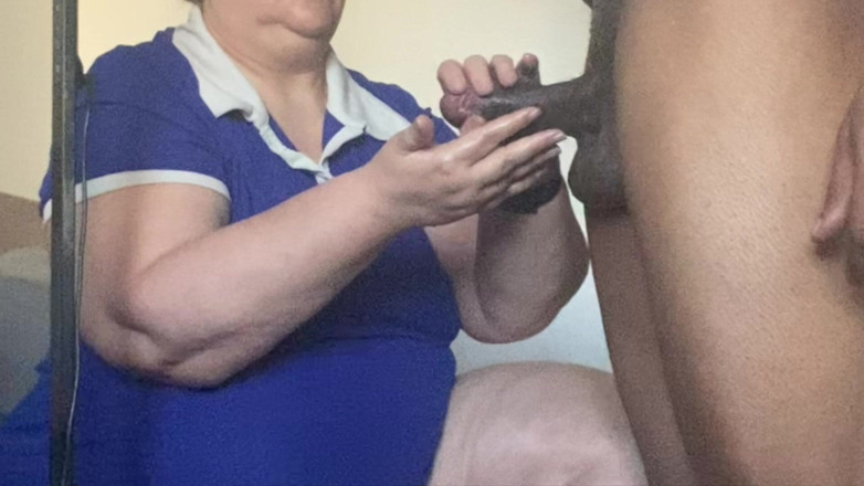 Daddykane: Praktisk GILF Hanterar Svart Kuk I Handen Trevligt