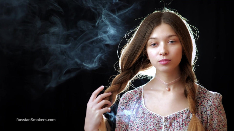Russian Smokers: 담배 피우는 섹시한 러시아 소녀 느린 애타게