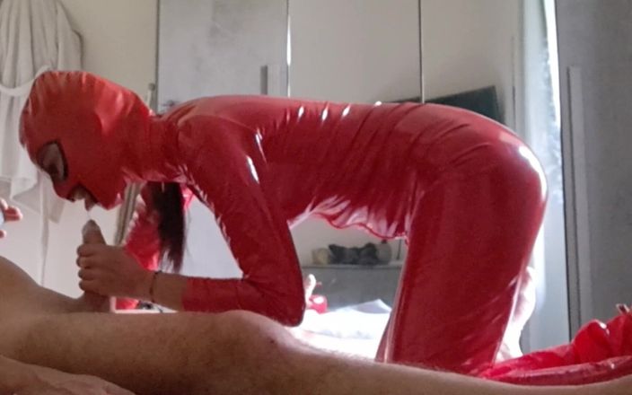 LauraOnHeels: Milf in latex catsuit geeft een pijpbeurt en slikt sperma