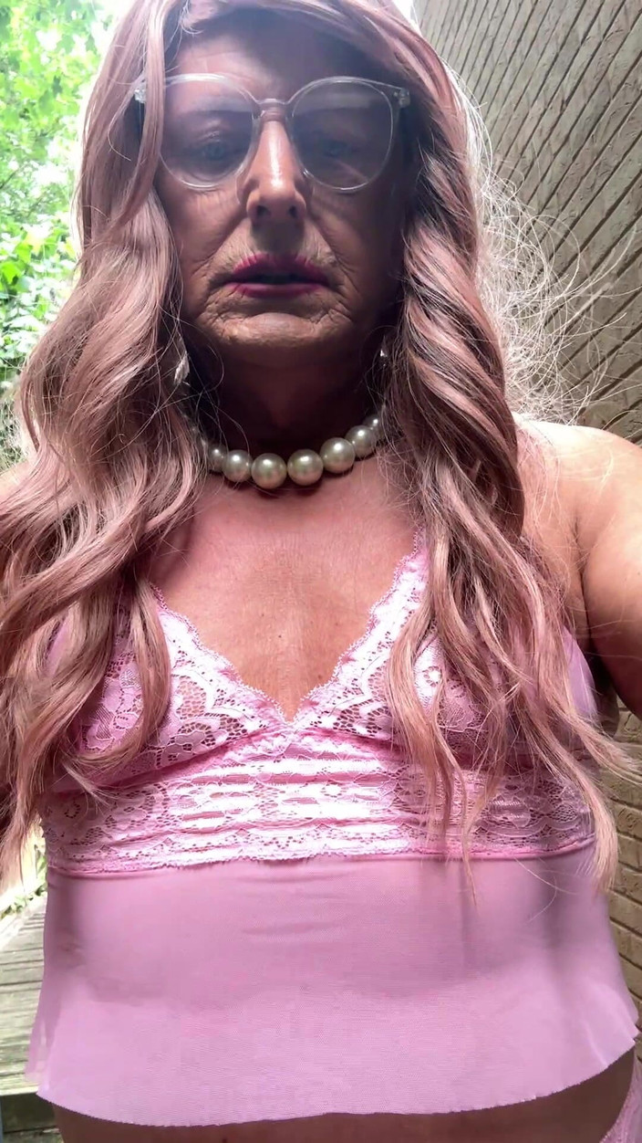 Kellycd2022: Sexy Crossdresser Kellycd2022 v růžovém oblečení a podpatcích