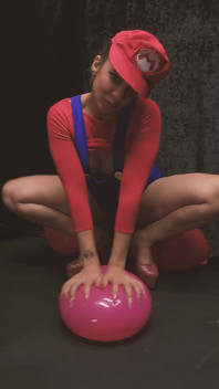 B2p Mario Bros cosplay globos rojos reventan tacones altos