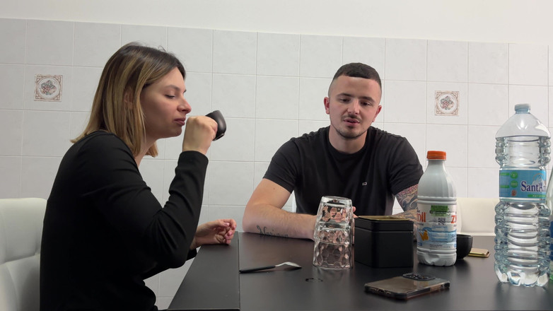 Tommy e Annika: Bionda Ninfomane Non Ha La Mancia Da Dare Al Corriere...