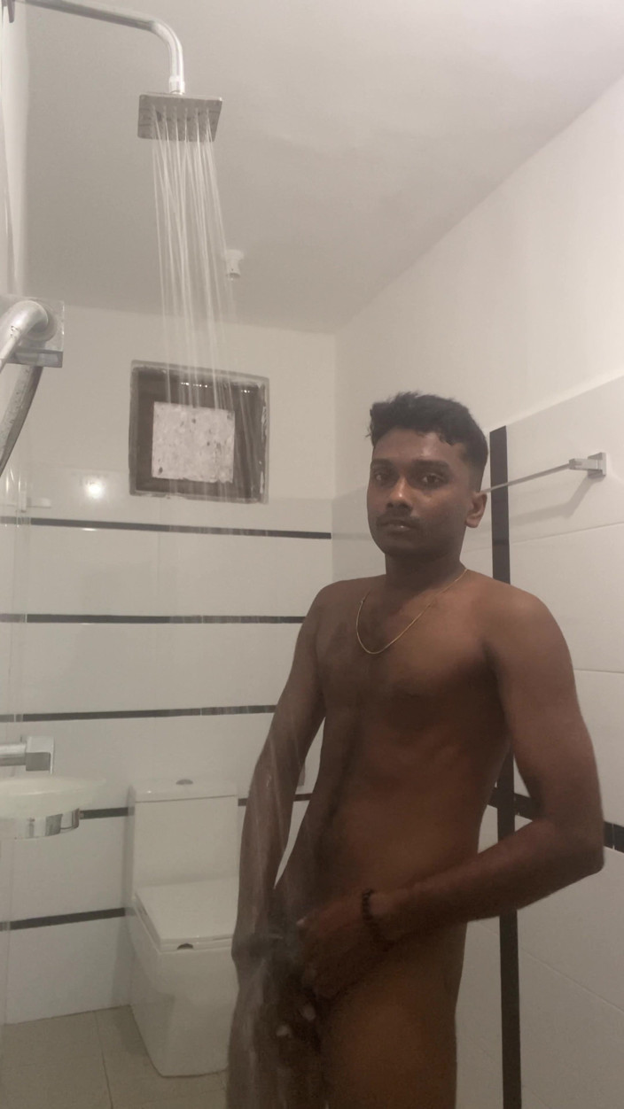 Prince-dil: Sri Lankan Teen Boy Showered