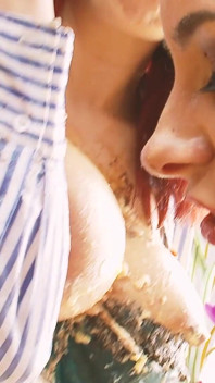 レズビアンがスマリングされるシーン2:ランジェリー姿の2人のミルフが食べ物まみれで互いにセックスする