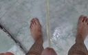 Lk dick: Pissar i duschen ensam