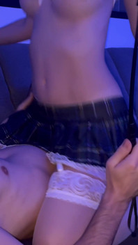 นักเรียนหญิงนาโอมิ พิงค์ กลับบ้านช่วงปิดเทอม