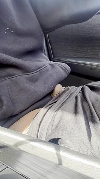 Accarezza un grosso cazzo mentre guida nel traffico