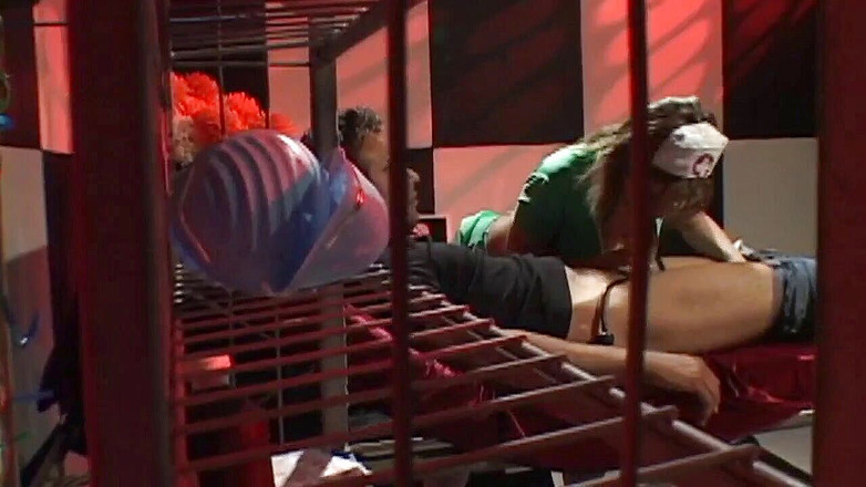 Rada video productions: A bela massagista tem uma saia provocante, dá-lhe um bom...