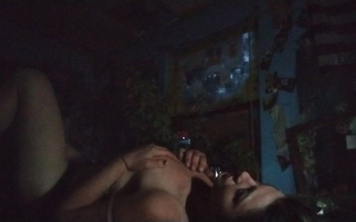 Freakshowsuckerr: Cô gái tóc nâu xinh đẹp chơi với chính mình trên...