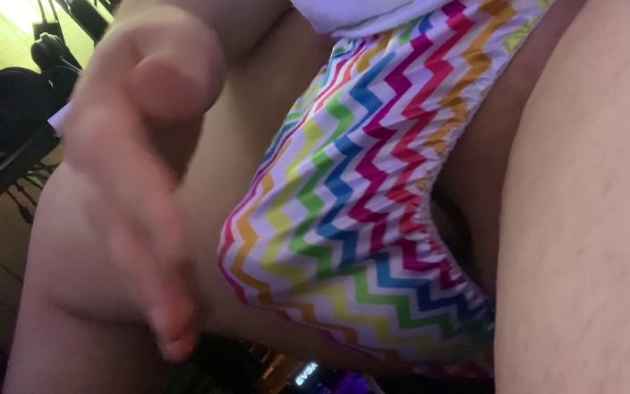 Thongsnpanties: Je joue dans mon string tapette en satin arc-en-ciel