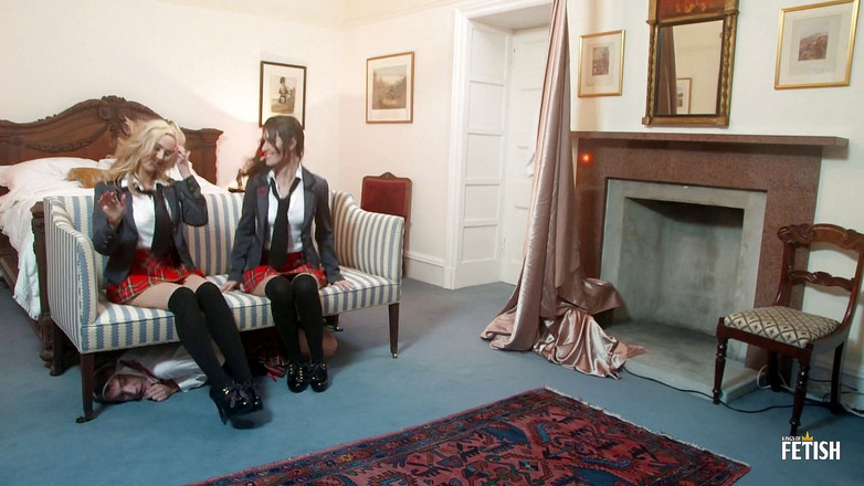 Kings Of Fetish: Giovane insegnante punisce gli studenti procace sporchi in un trio...