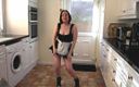 Horny vixen: Haley dançando com uniforme de empregada francesa e botas de...