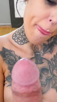 Getatoeëerde Janey Doe diep in de keel pov sperma pijpbeurt slikken