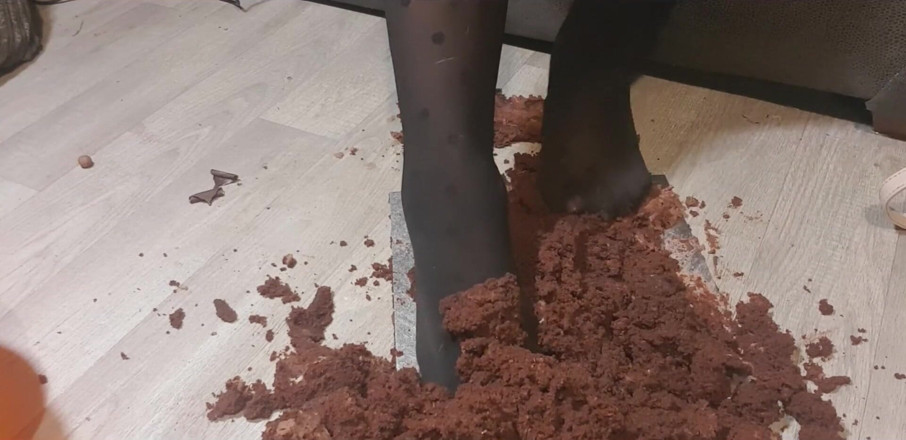 Simp to my ebony feet: Piedi in piedi e torta intera al cioccolato