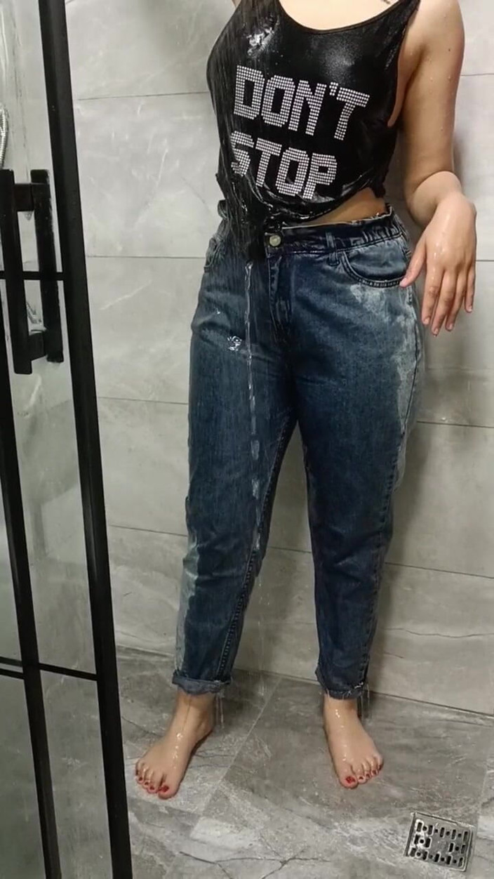 Esmer Tarcin: Sexy Show Bị Ướt Trong Phòng Tắm Trong Quần Áo