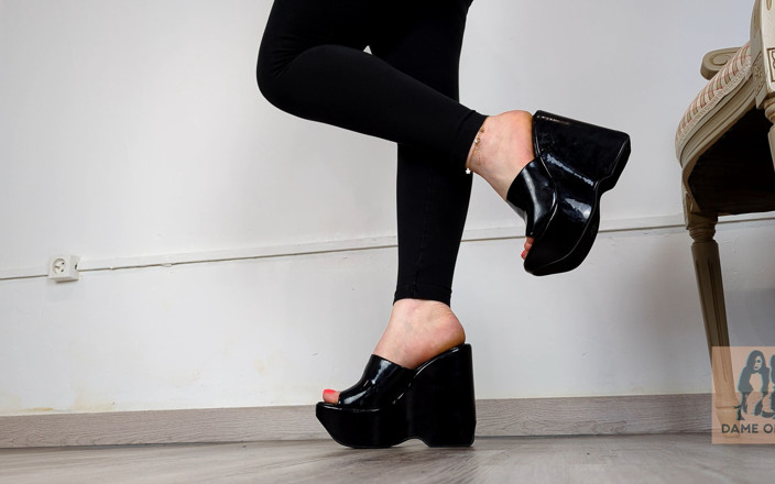 Dame Olga: Koleksi kasut MILF Y2K Black Patent Wedges - Dame Olga