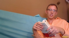 Man Puppy: 巨大的书试图忽视你