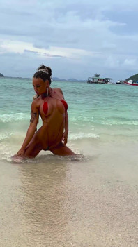 Het Monika Fox med fläta i röd mini baddräkt på stranden!
