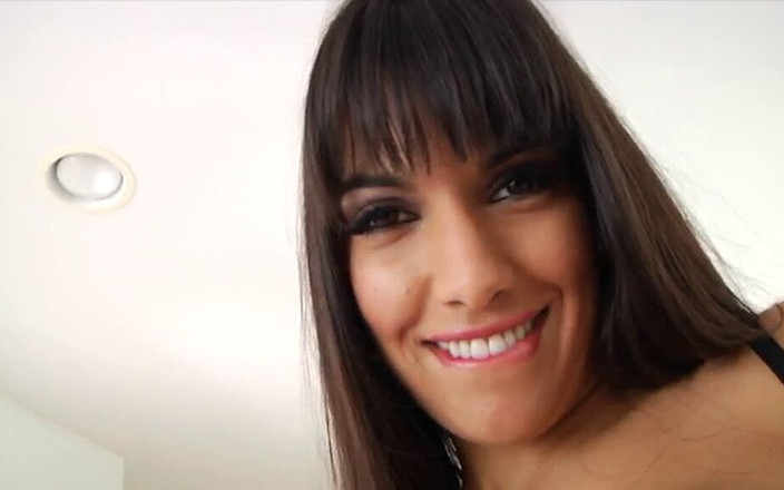 Magmafilm: Mujer guapa y guapa con tetas postizas preciosas