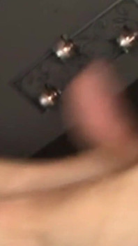 La confessione al gloryhole porta a un enorme sborrata nella bocca della bionda