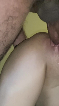 Ho masturbato la figliastra a pecorina mentre lei stringe le lenzuola