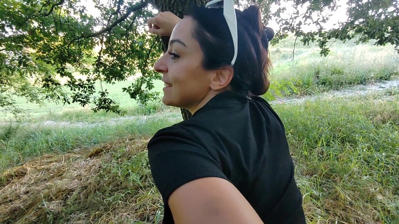 Ferrero anal experience: Linda garota se perde na floresta com um estranho