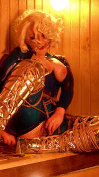 Bondage ontsnappen: Latex rubber geile milf in kokhals