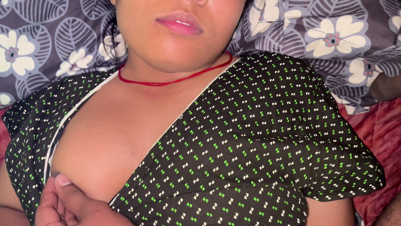 Hotty_ragini: 继子勾引继母，继子趁机干继母，完整印地语视频