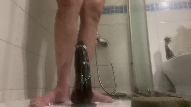 The newhere: Bersenang-senang dengan dildo 24cm