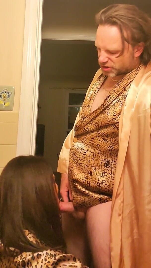 Satin Fetish King: Glänzendes gold, sinnlicher satin bläst und fickt mit reifer brünetter