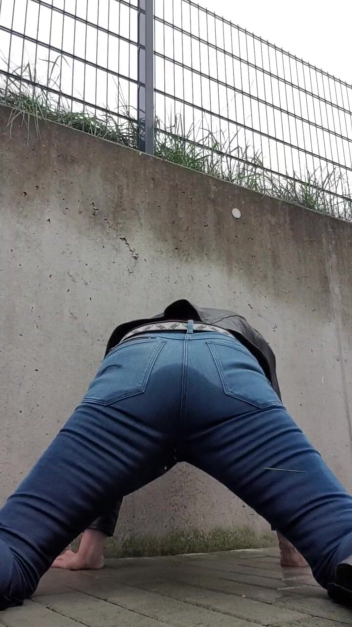 JulieEroticDress: Esguicho em jeans